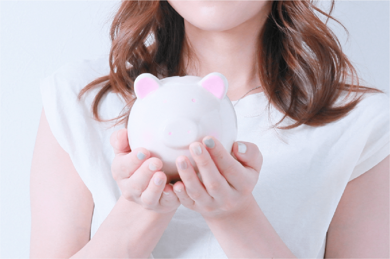 貯金箱を持つ女性